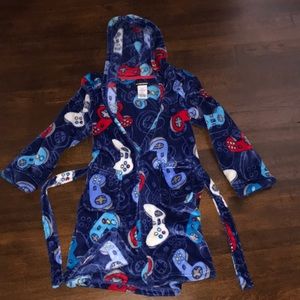 Boys robe excellent condition size medium 8/10 has game system design
